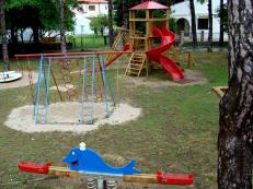 Kinderspielplatz im Pinienwäldchen Baska Insel Krk Kroatien Kinderspielplatz im Pinienwäldchen Baska Insel Krk Kroatien