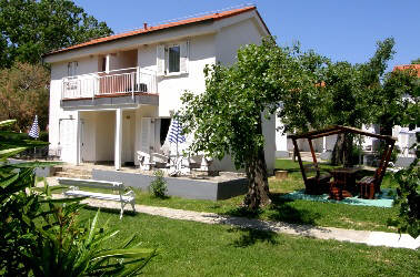 Ferienwohnung Villa Corinthia mit Terrasse Klimaanlage Strandnähe Baska Insel Krk Kroatien FStrandnähe Baska Insel Krk Ferienwohnung mit Terrasse Grill Pool Fitness Ruhelage Kinderspielplatz