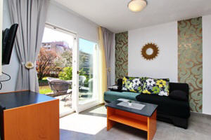 Ferienwohnung Villa Corinthia mit Terrasse Klimaanlage Strandnähe Baska Insel Krk Kroatien Ferienwohnung Villa Corinthia mit Terrasse Grill Klimaanlage Strandnähe Baska Insel Krk Kroatien