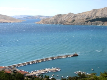 Baska Krk Hafenpanorama beim Wandern