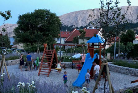 Kinderspielplatz Baska Insel Krk Kroatien