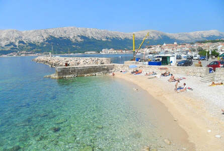 Strand vor der Meerespromenade Baska Krk Kroatien Strand vor der Meerespromenade Baska Krk Kroatien