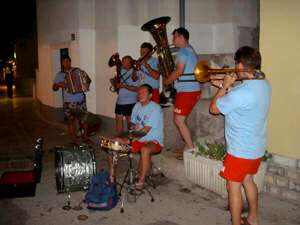 Musiziert wird auf der Straße - Fischertag Baska Insel Krk Kroatien Musiziert wird auf der Straße